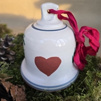 juleklokke-keramik-hvidglaseret-røde-hjerter-grønne-grangrene